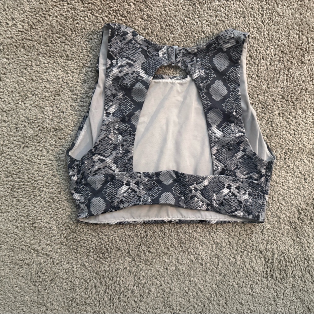 Stylish Snake Print Crop Top - Picture 2 of 3
